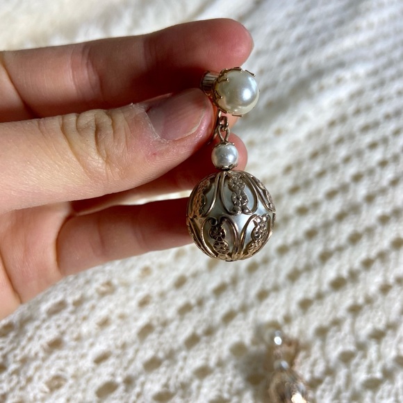3 for $30 vintage double pearl earring ear clips with gold detailing - Picture 6 of 7